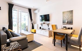 Elegant Apartment With Private Garden, Ac And Garage, Near Airport